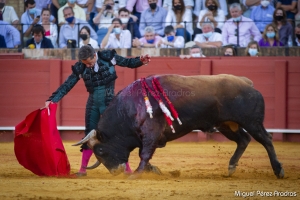 DIEGO URDIALES REBOSA DE ARTE SEVILLA Y CORTA DOS OREJAS